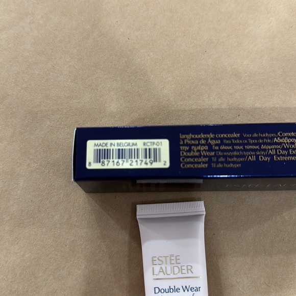 Double Wear
Waterproof
All Day Extreme Wear
Concealer
1C LIGHT (COOL) - Picture 3 of 4